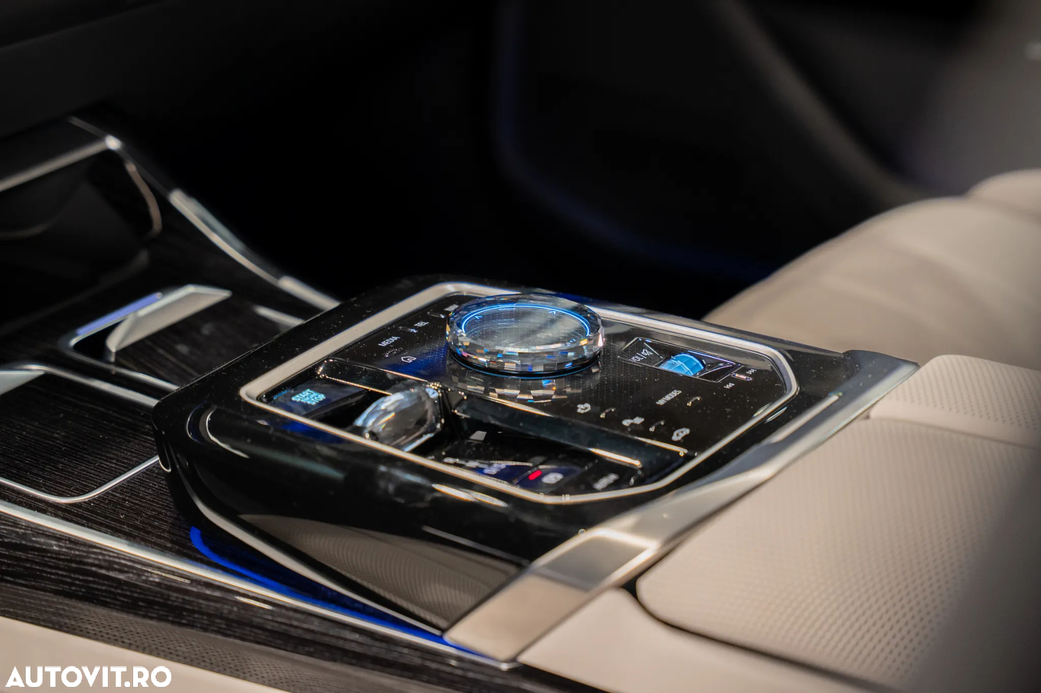 BMW Seria 7 740d xDrive MHEV - 36