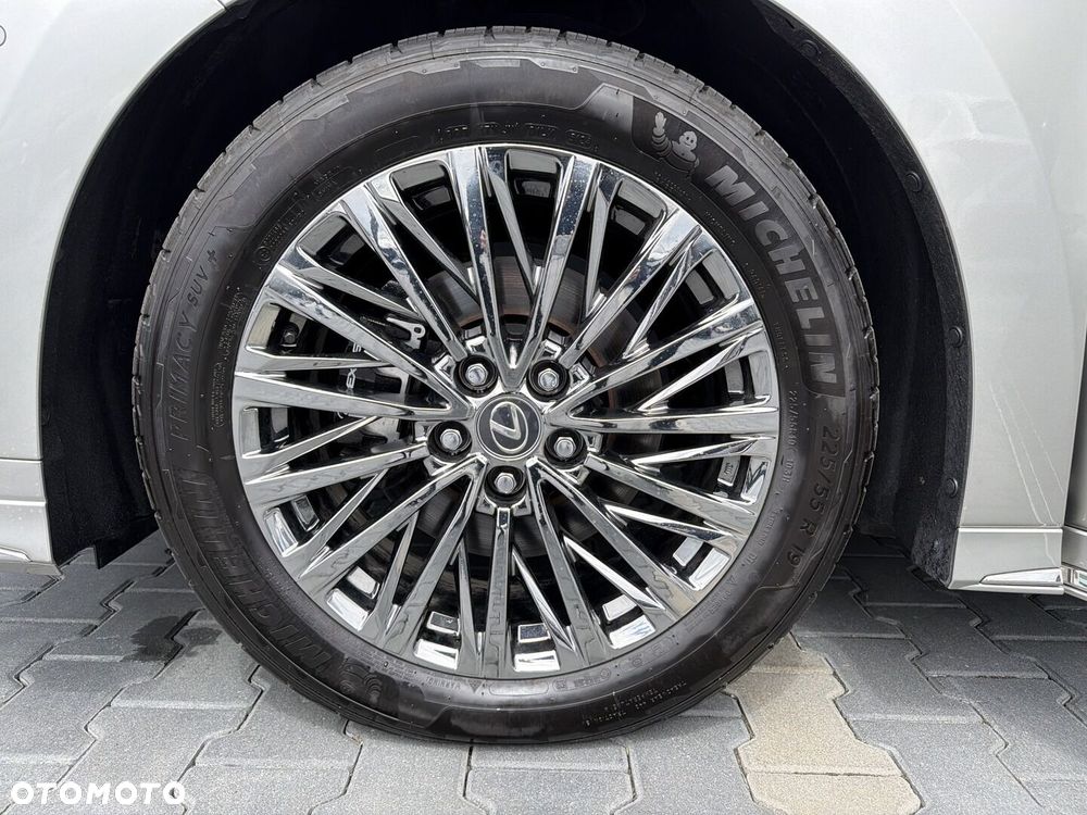 Lexus LM - 19