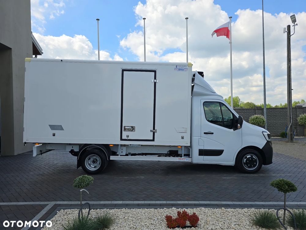 Renault MASTER CHŁODNIA 8 PALET Carrier XARIOS -29*C +29*C 230V STACJONARNE PODŁĄNCZENIE TYLN OŚ BLIŻNIACZA WZMOCNIONA SALON POLSKA 65Tyś km SERWIS ASO RENO DO OSTATNIEGO Km GWARANCJA BOGATA OPCJA WYPOSAŻENIA LEDY HALOGENY TEMPOMAT FOTEL KIEROWCY PNEŁMATYCZNY - 8