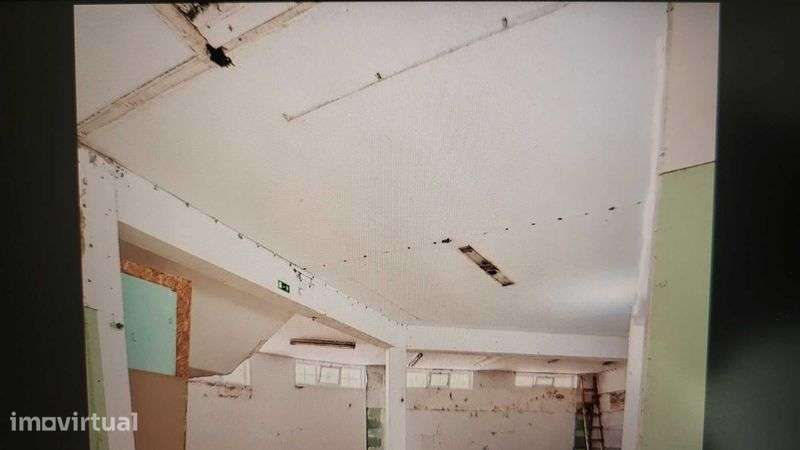armazém  viabilidade de transformar em 2 habitação porto Boavista - Grande imagem: 4/5