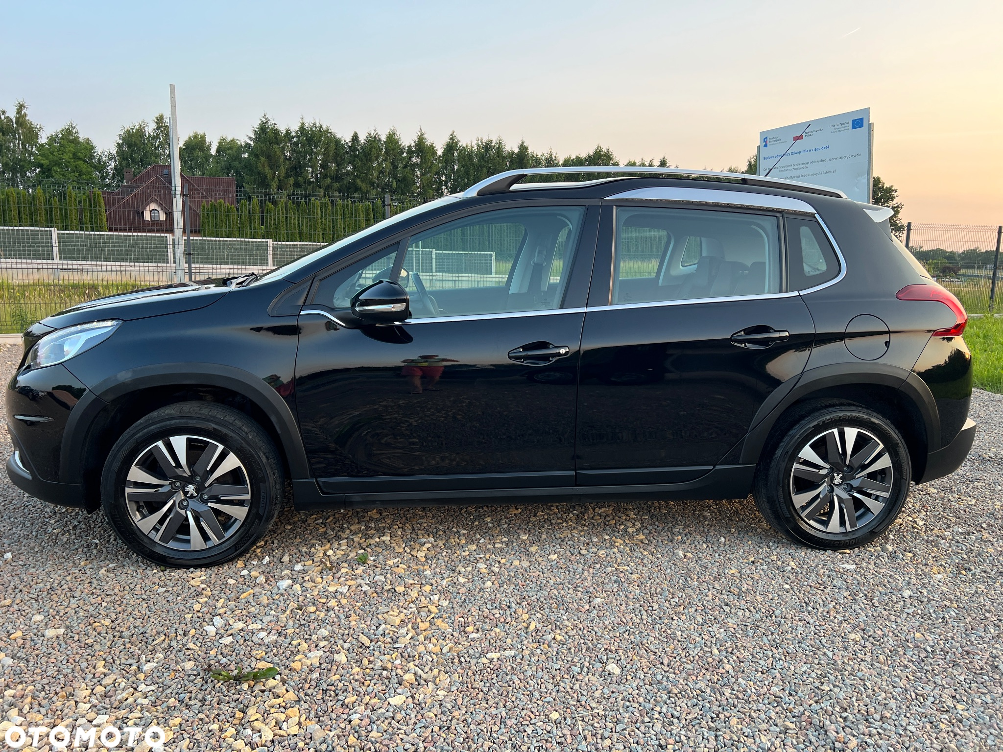 Peugeot 2008 1.2 Pure Tech Allure S&S - 6