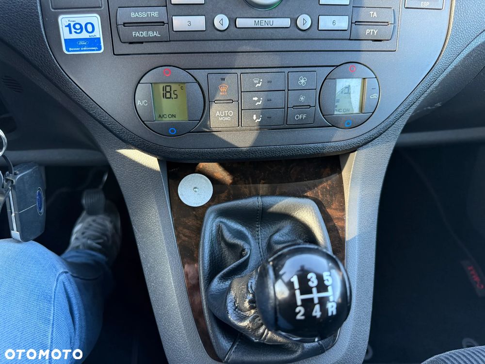 Ford Focus 2.0 16V Ghia - 25