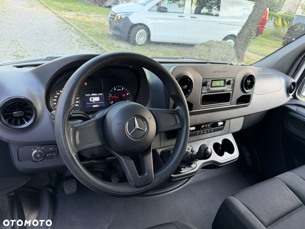 Mercedes-Benz Sprinter - 24