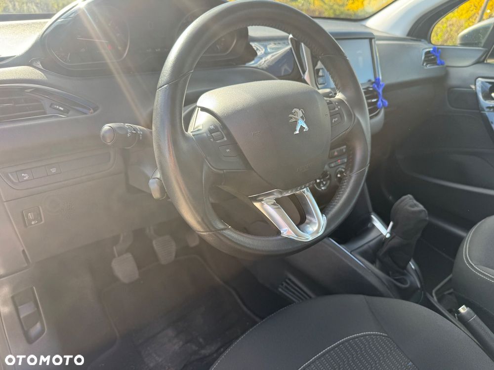 Peugeot 208 - 8
