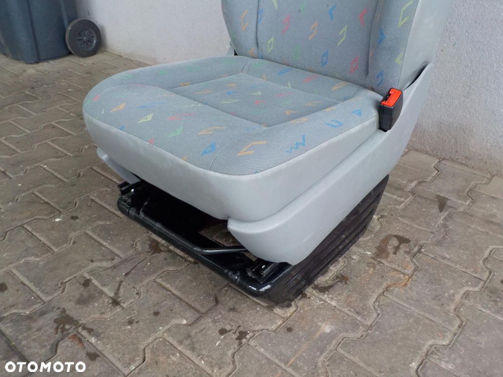VW T5 FOTEL PRAWY PASAŻERA Z PODSTAWĄ INKA - 4