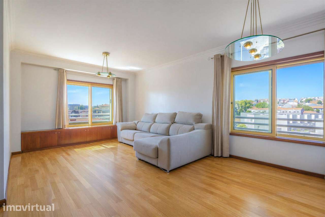 Apartamento T3+1 com suite e dois lugares de garagem na Rua da... - Grande imagem: 2/31