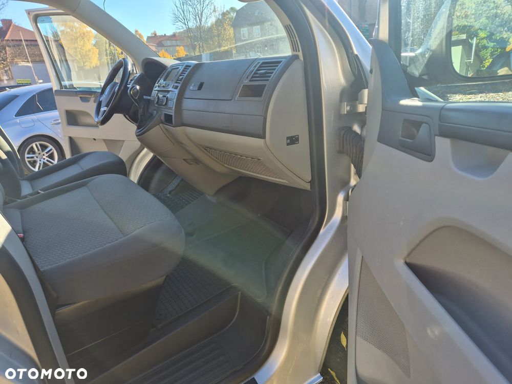 Volkswagen Caravelle - 25