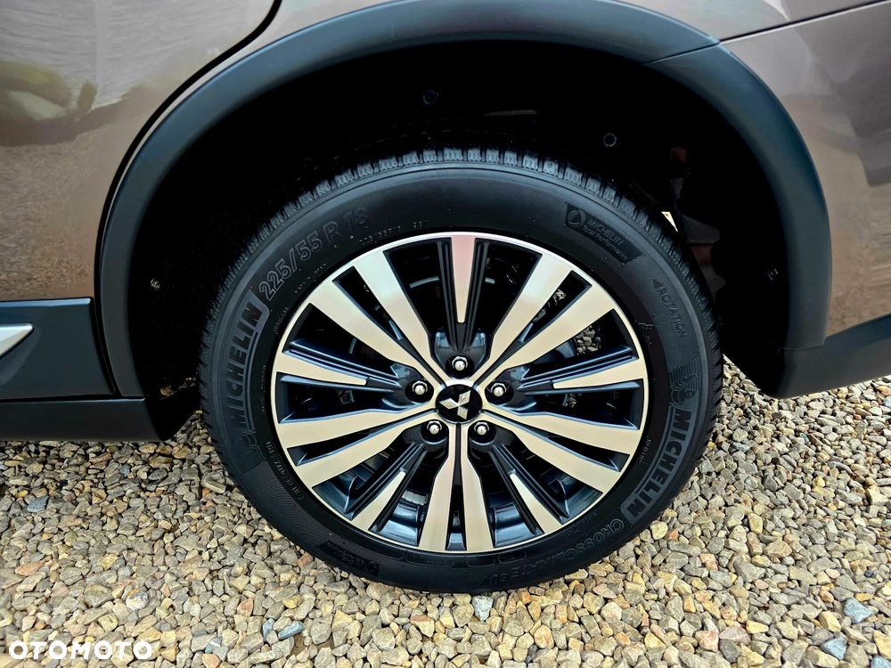 Mitsubishi Outlander 2.0 Instyle + 4WD CVT - 28