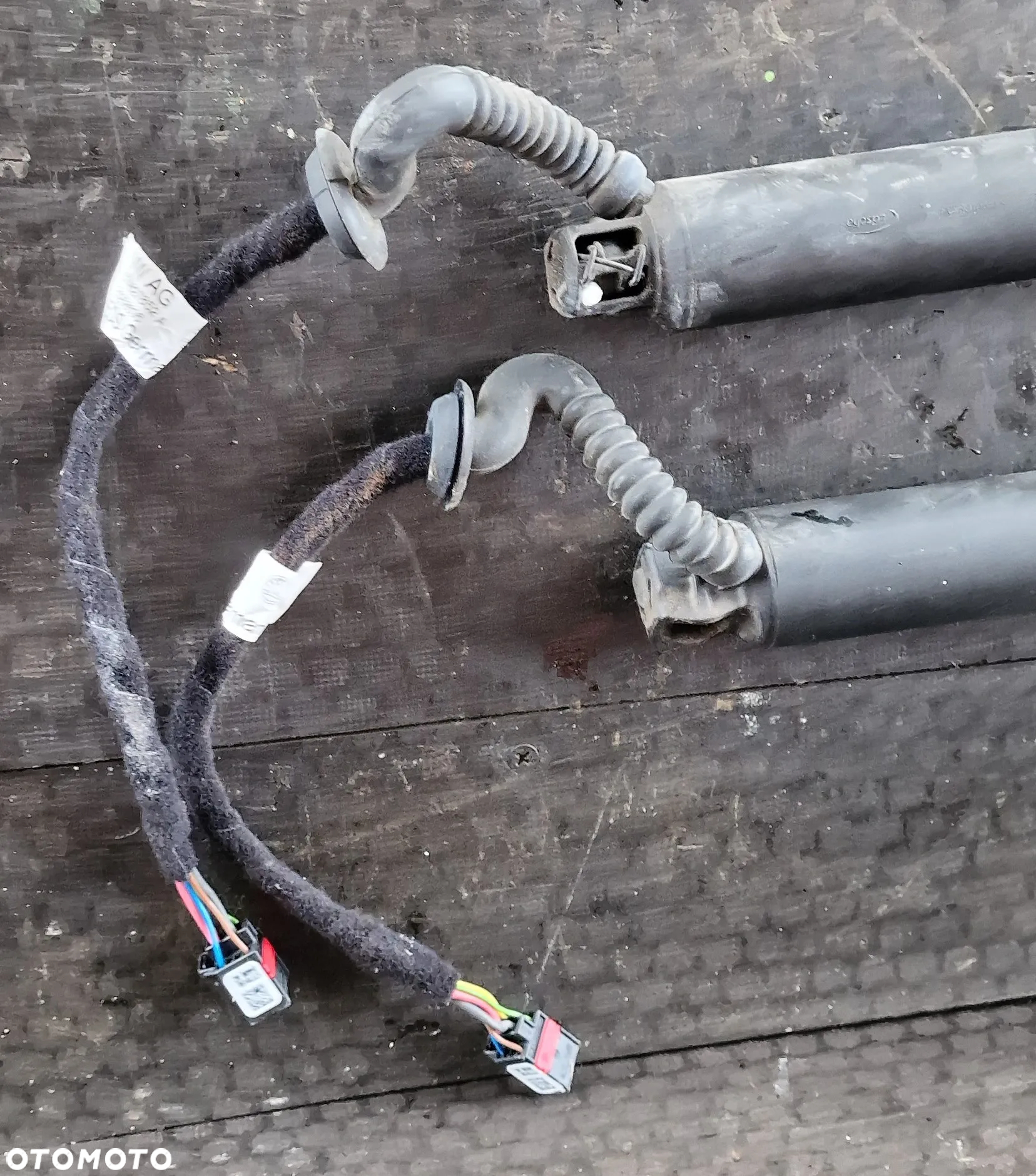 SIŁOWNIK ELEKTRYCZNY KLAPY BAGAŻNIKA PRAWY LEWY 57A827852A 57A827851A SKODA KAROQ - 4