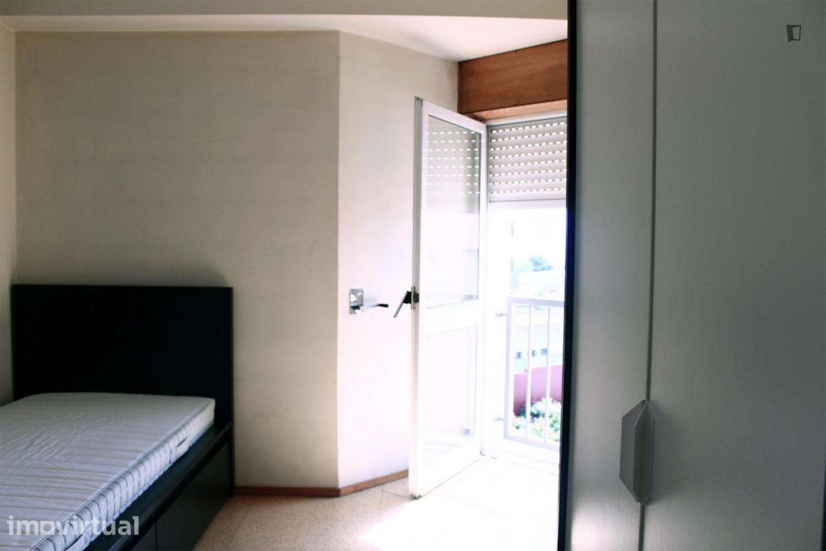 Quarto - localizado em Campanhã Porto - Grande imagem: 3/6
