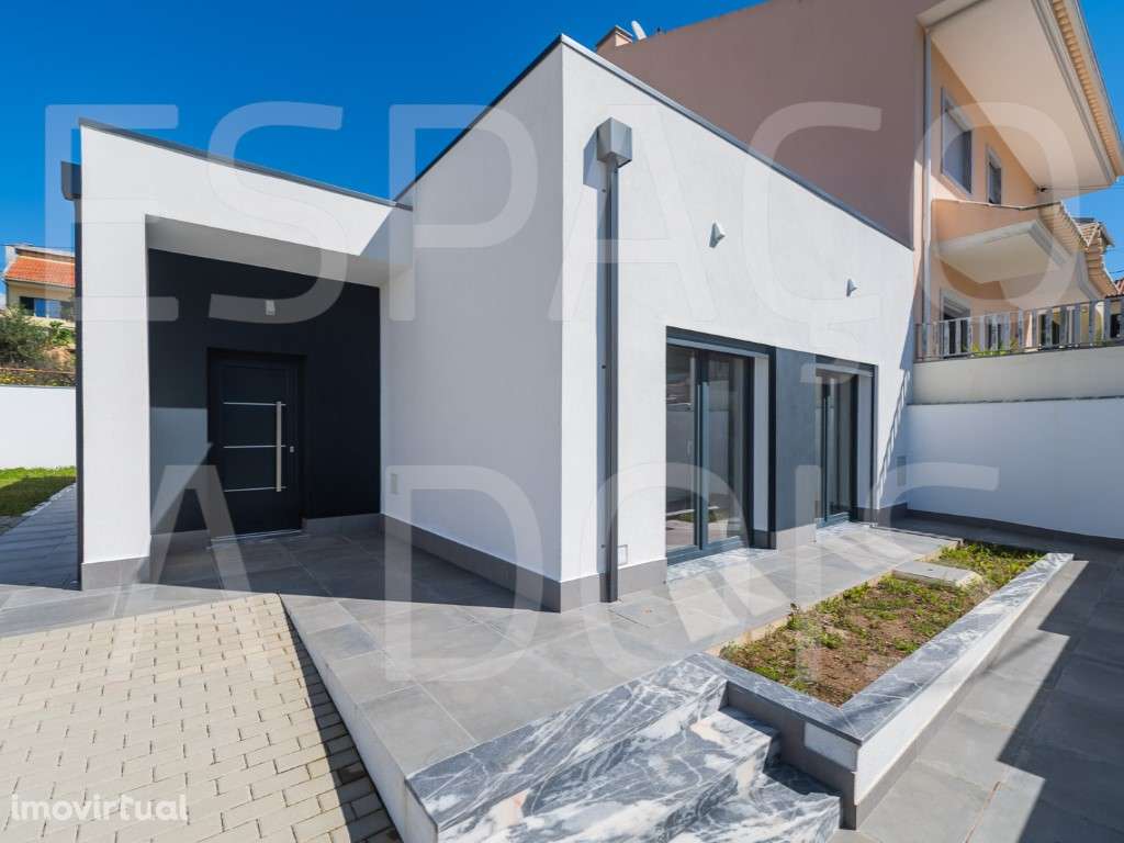 NOVA A ESTREAR! MORADIA TÉRREA. Revestimento em capoto. Painéis sol... - Grande imagem: 4/60