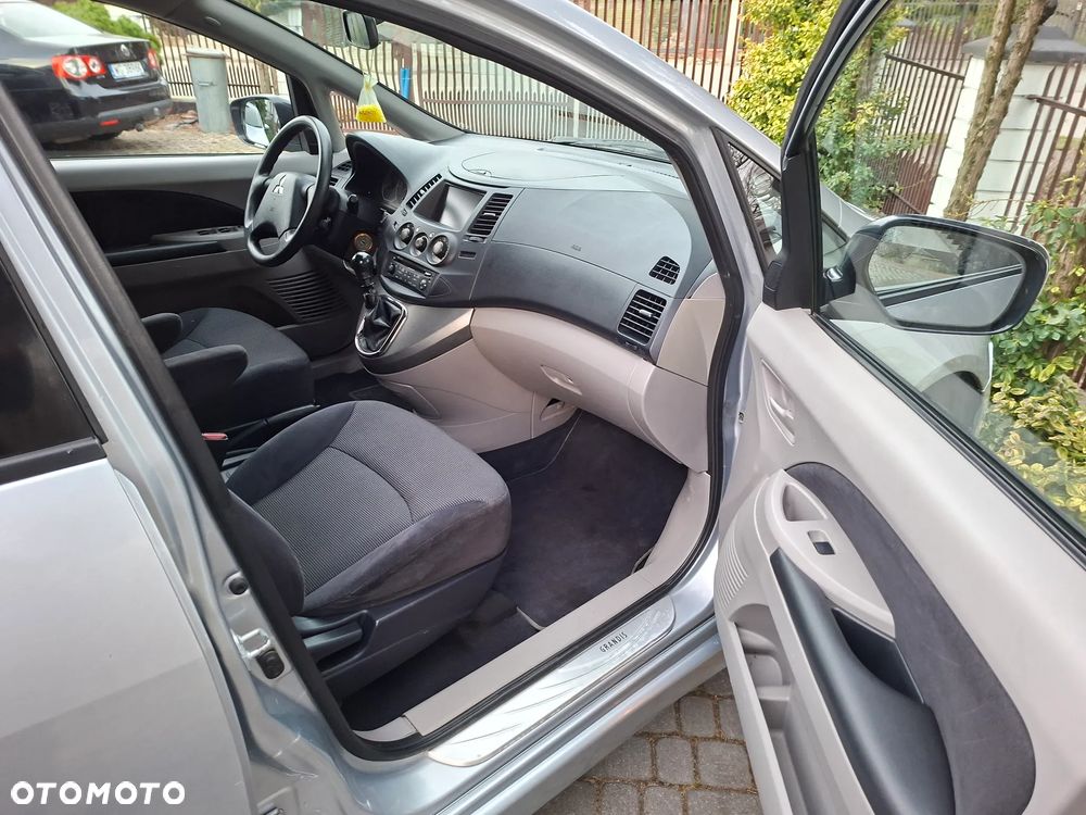 Mitsubishi Grandis - 17