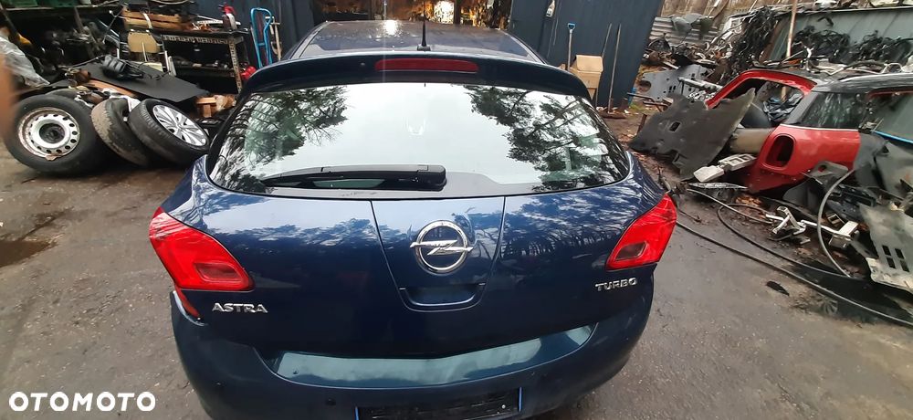 Opel Astra J hb Lakier z22a Drzwi prawy tył  Klapa tył   Deska Kokpit Poduszka deski i kierownicy Szyba Przód z sensorem _ czujnikiem Zawiasy przedniej  maski 20879202 lewy 20879203 prawy - 5