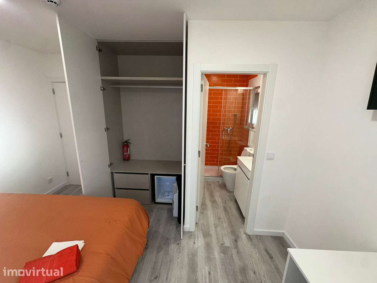 Quarto/Suite novo c roup, wc, lcd,  frig,  AC, registo na AT. - Grande imagem: 2/11