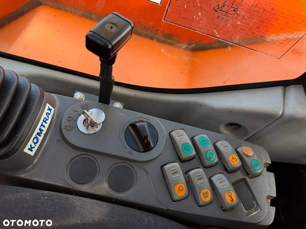 Komatsu Koparka Gąsienicowa 8 ton PC80MR-3. Sprowadzona z Norwegii. Centralne smarowanie!! Maszyna jak Nowa 2016rok. Niski Przebieg3x łamane Ramię. Klimatyzacja ser.DEKRA. Własna pompa paliwa. Ani deka luzów i wycieków. Gąsienice klepki bez zużycia! Podwozie w pięknym stanie. Okazja Maszyna zadbana!! Po serwisach eksploatacyjnych. - 26