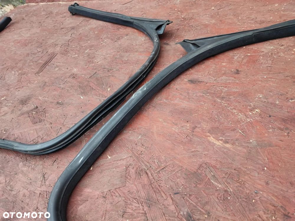 BMW E36 ORYGINALNA USZCZELKA LEWA / PRAWA DRZWI WERSJI CABRIO + USZCZELKA DACHU W DOBRYM STANIE. O NR: 8 176 273 / 8 176 274 / 8 135 273 OEM. BARDZO DOBRY STAN. - 8