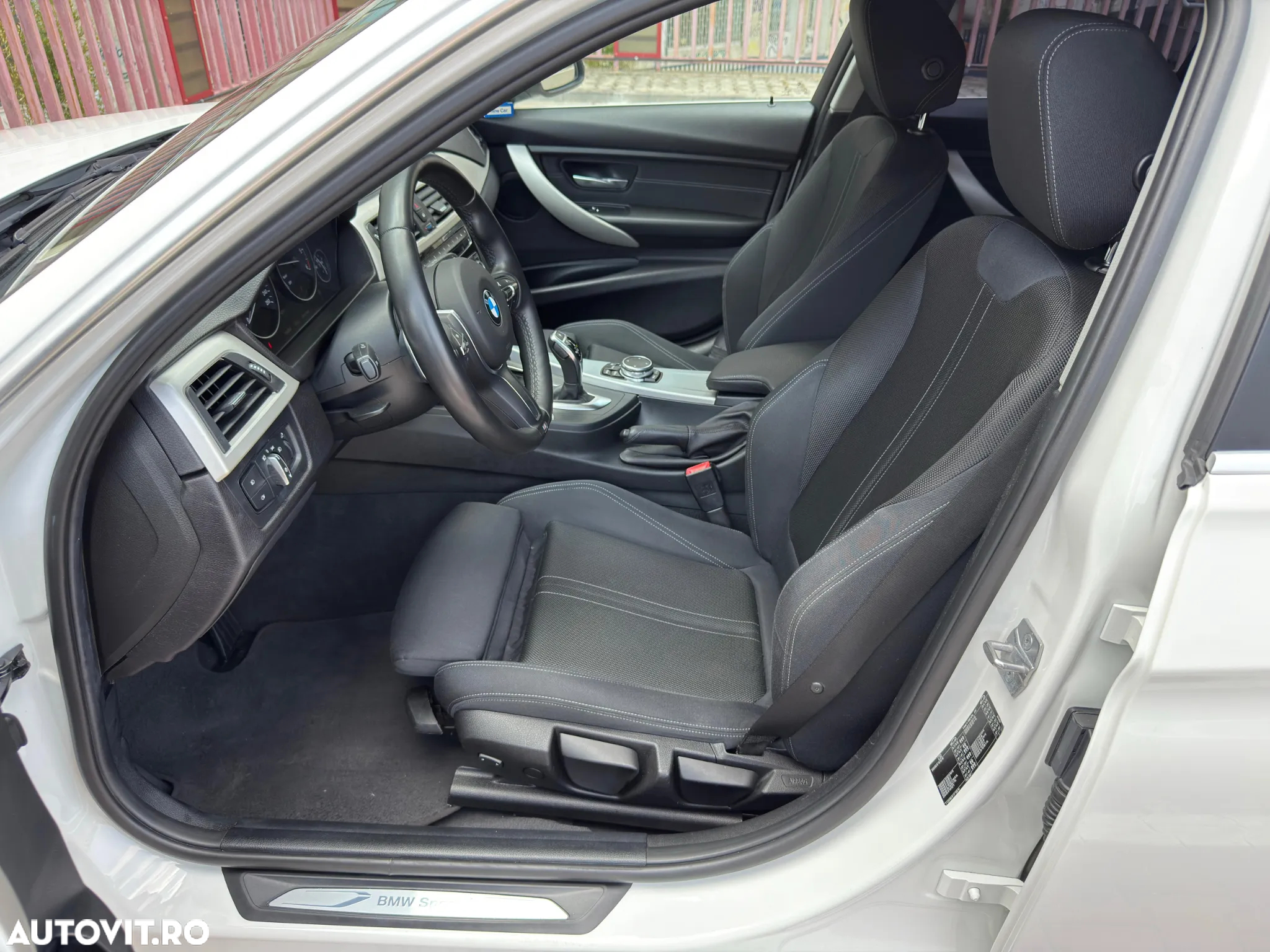 BMW Seria 3 320d Aut. Sport Line - 32