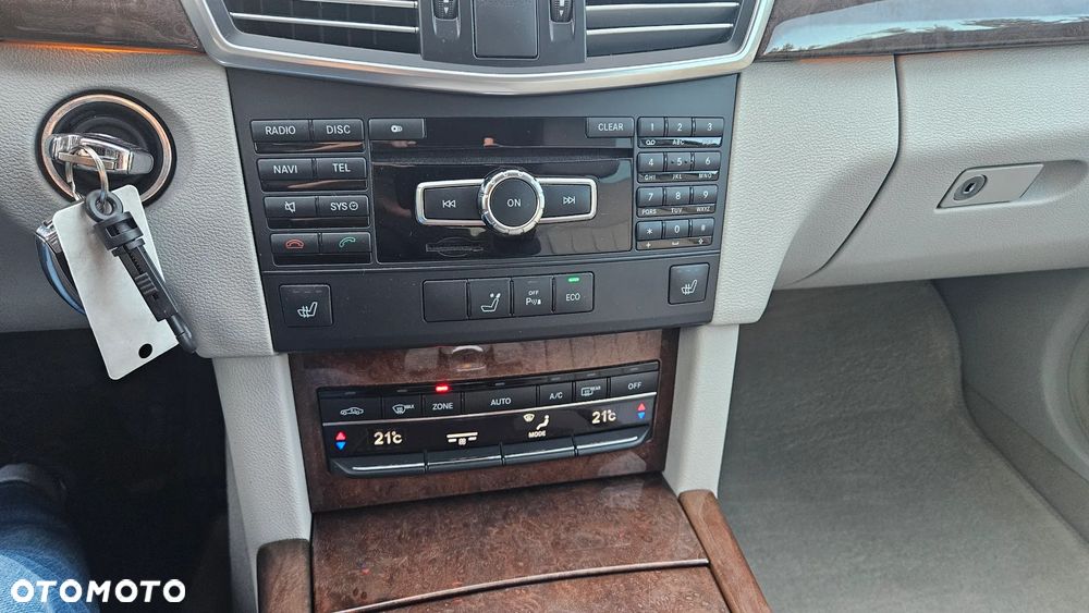 Mercedes-Benz Klasa E 300 CDI DPF BlueEFFICIENCY 7G-TRONIC Elegance - 22