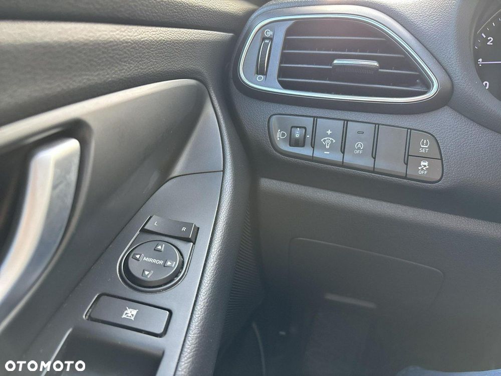 Hyundai i30 1.5 DPI Classic + - 21