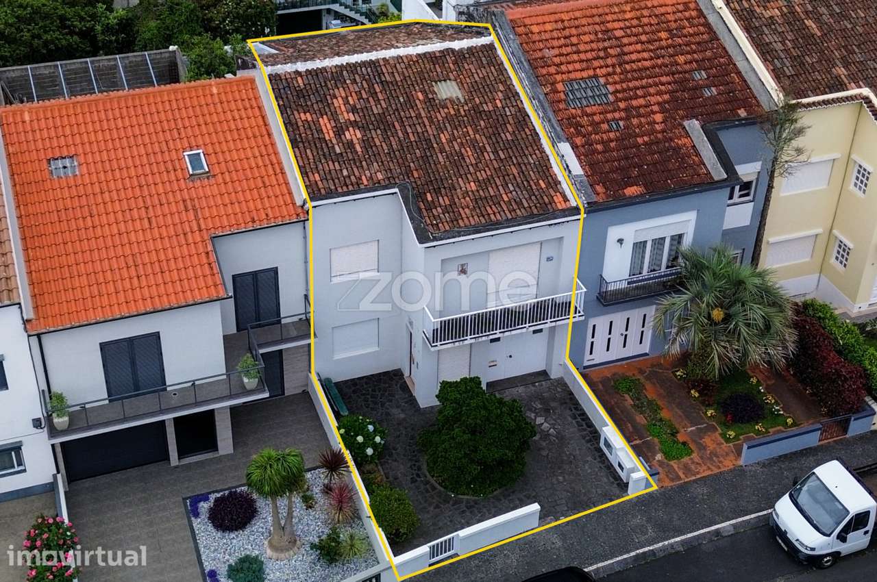 Moradia T4+1 com Garagem e Jardim em Ponta Delgada - Grande imagem: 2/40