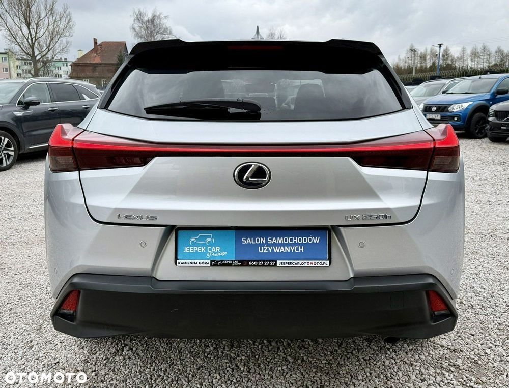 Lexus UX - 5
