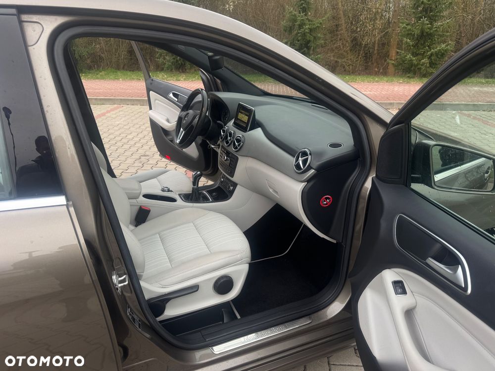 Mercedes-Benz Klasa B 180 BlueEFFICIENCY Edition Style - 32