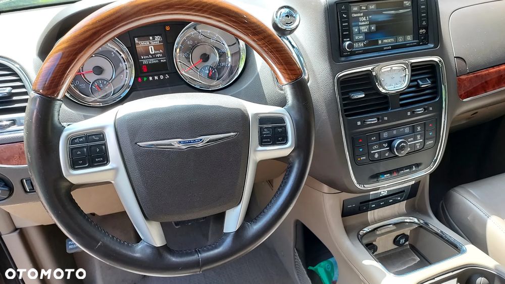 Chrysler Town & Country 3.6 Limited - 8