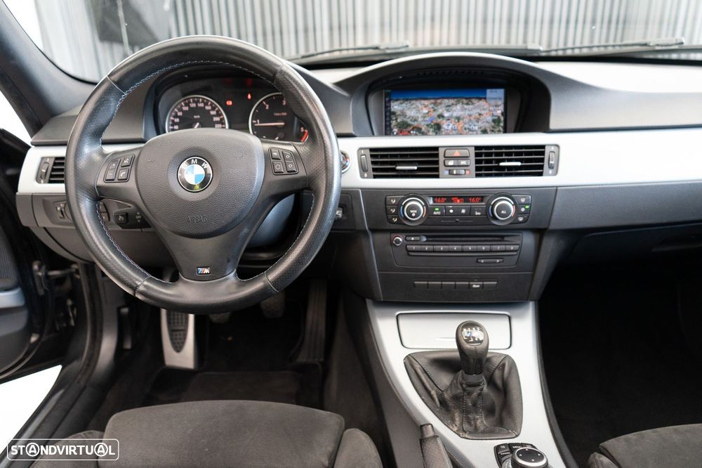 BMW 320 d Navigation Sport - 32