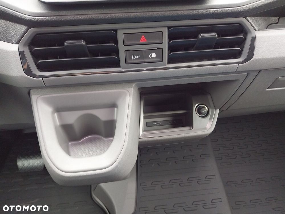 Volkswagen Crafter Crafter 35 Furgon, silnik: 2,0 l  130 kW, skrzynia biegów: napęd 4MOTION, automatyczna 8-biegowa rozstaw osi: 3640 mm - 21