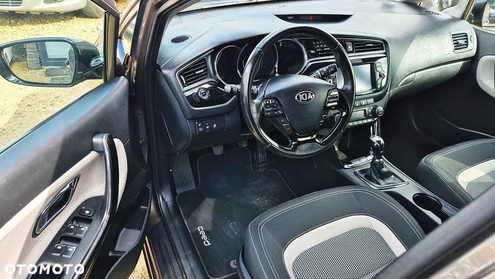 Kia Ceed 1.6 GDI ISG SW Platinum Edition - 31