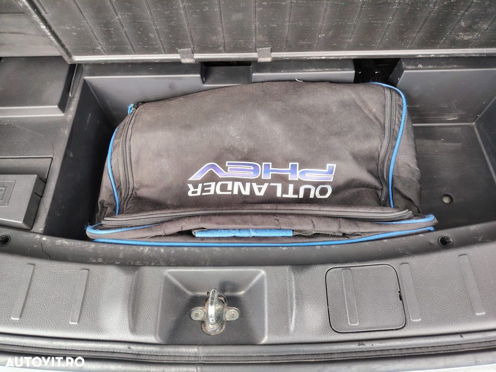 Mitsubishi Outlander 2.0 4WD Plus - 17