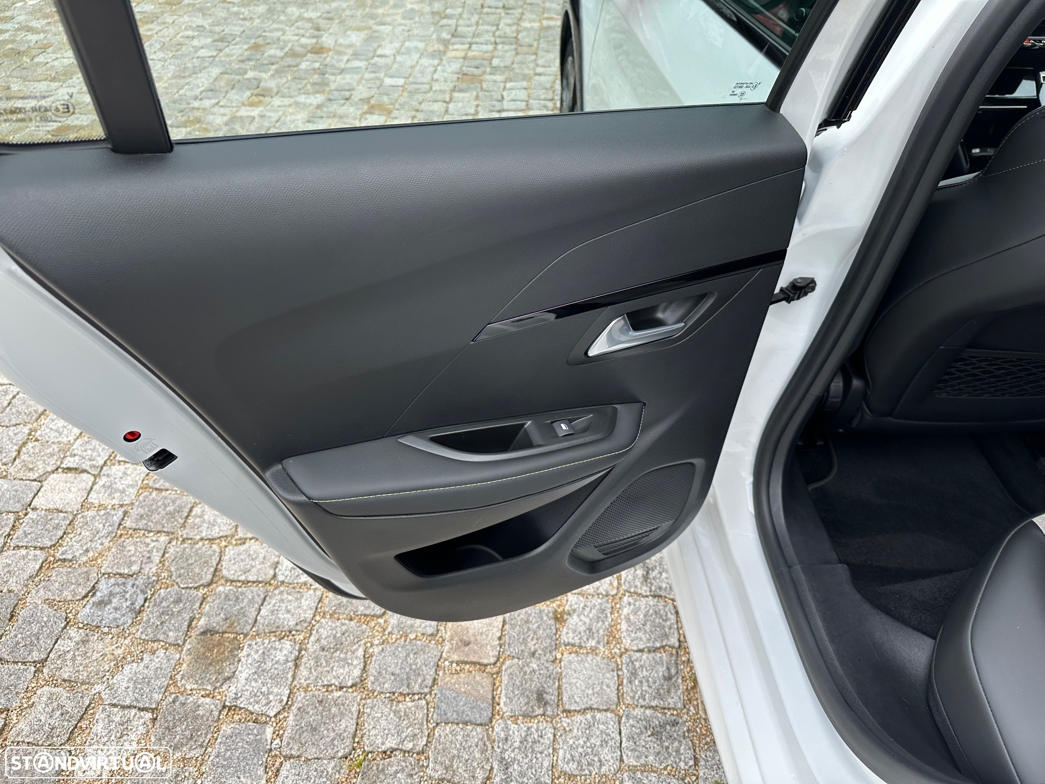 Peugeot 208 1.2 PureTech GT EAT8 - 18
