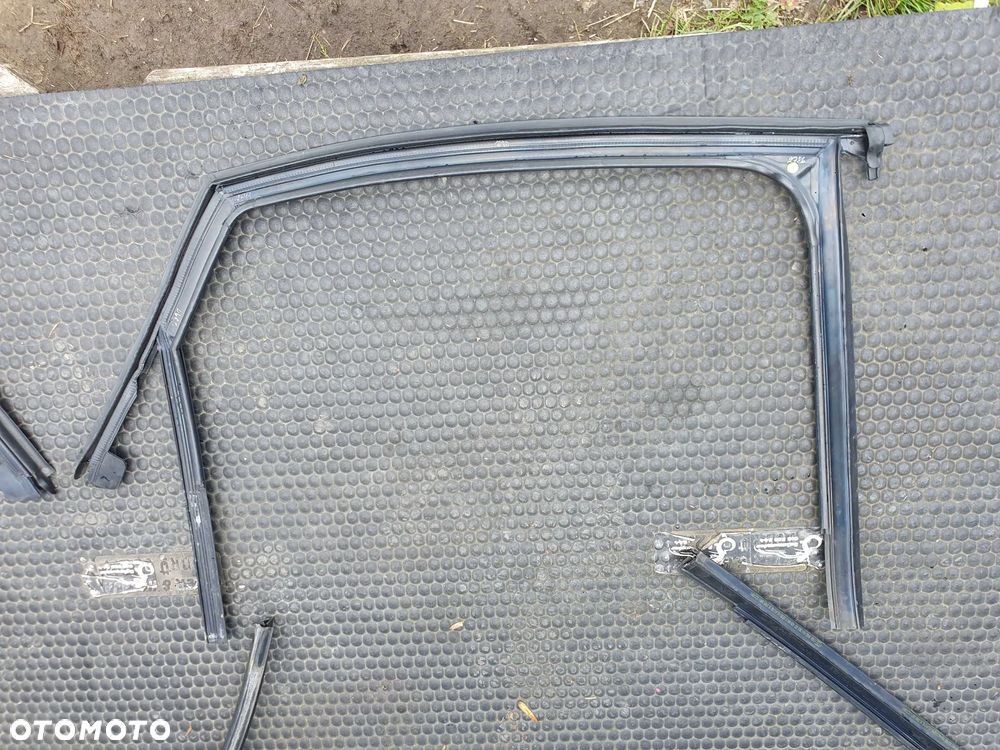Ramka Uszczelka Szyby Drzwi Prowadnica Guma AUDI A4 B8 Sedan Kombi - 30