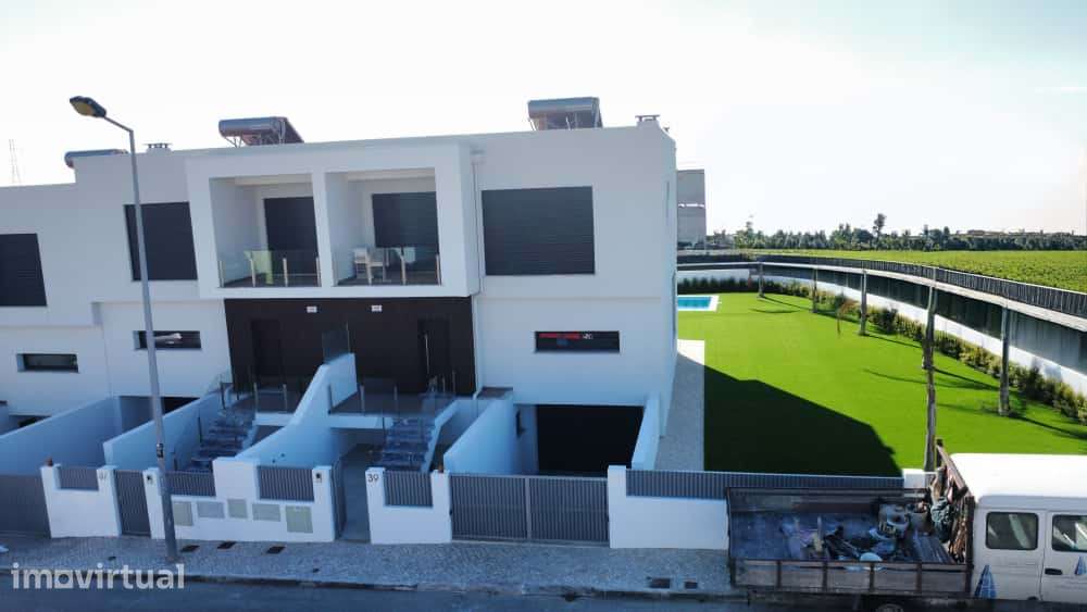 Oferta 1% no Valor de aquisição - Moradia T4 com Piscina e Garagem - Grande imagem: 2/60