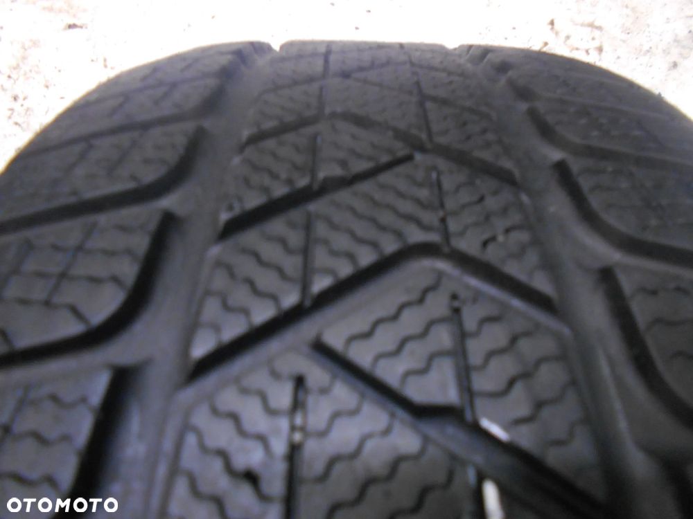 OPONA POJEDYNKA 235/45R19 PIRELLI WINTER SOTTOZERO 3 MO DOT 2420 8MM - 2