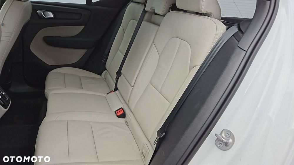 Volvo XC 40 B4 Plus Dark - 23