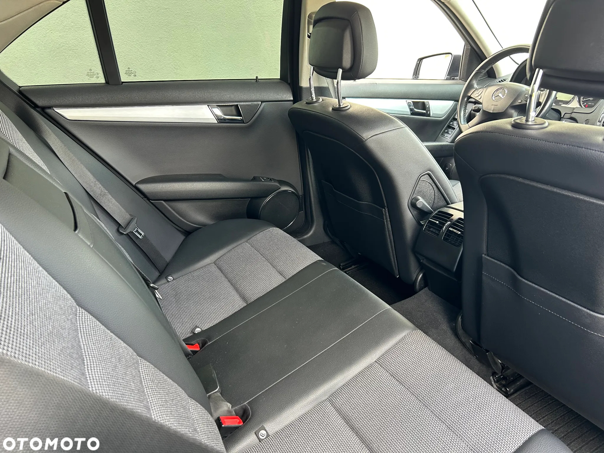 Mercedes-Benz Klasa C 180 CGI BlueEFFICIENCY Avantgarde - 11