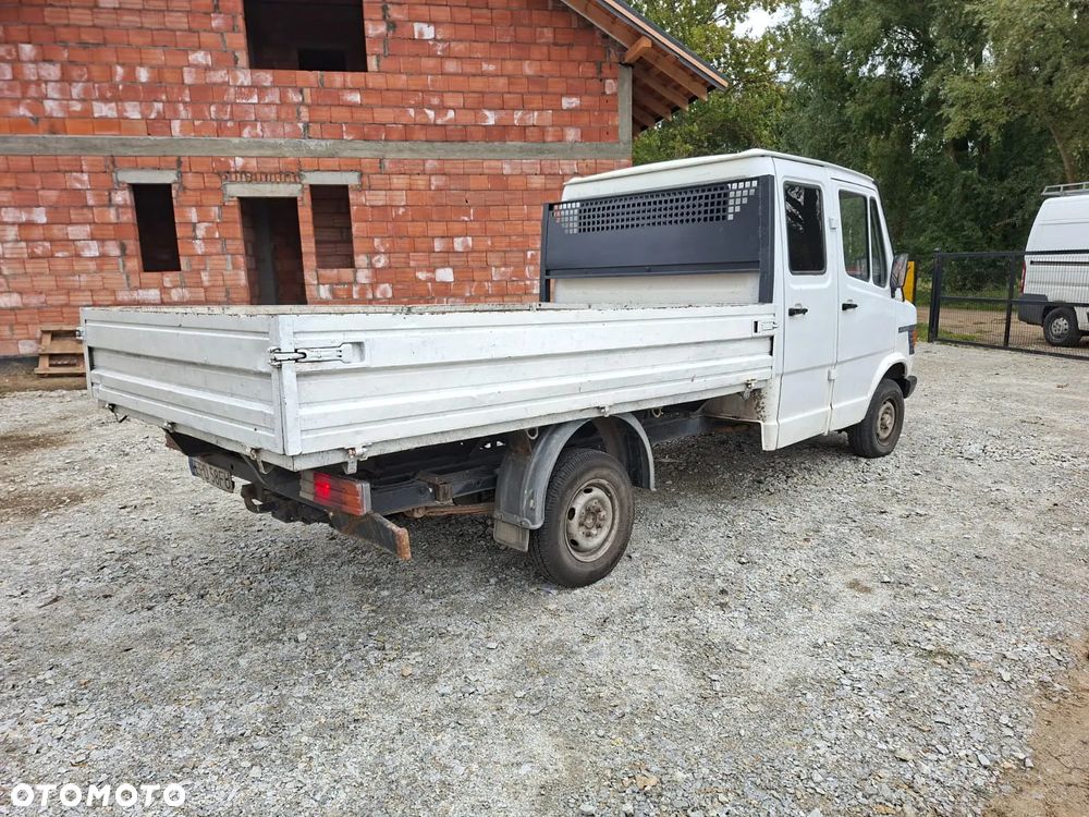 Mercedes-Benz 208 - 7
