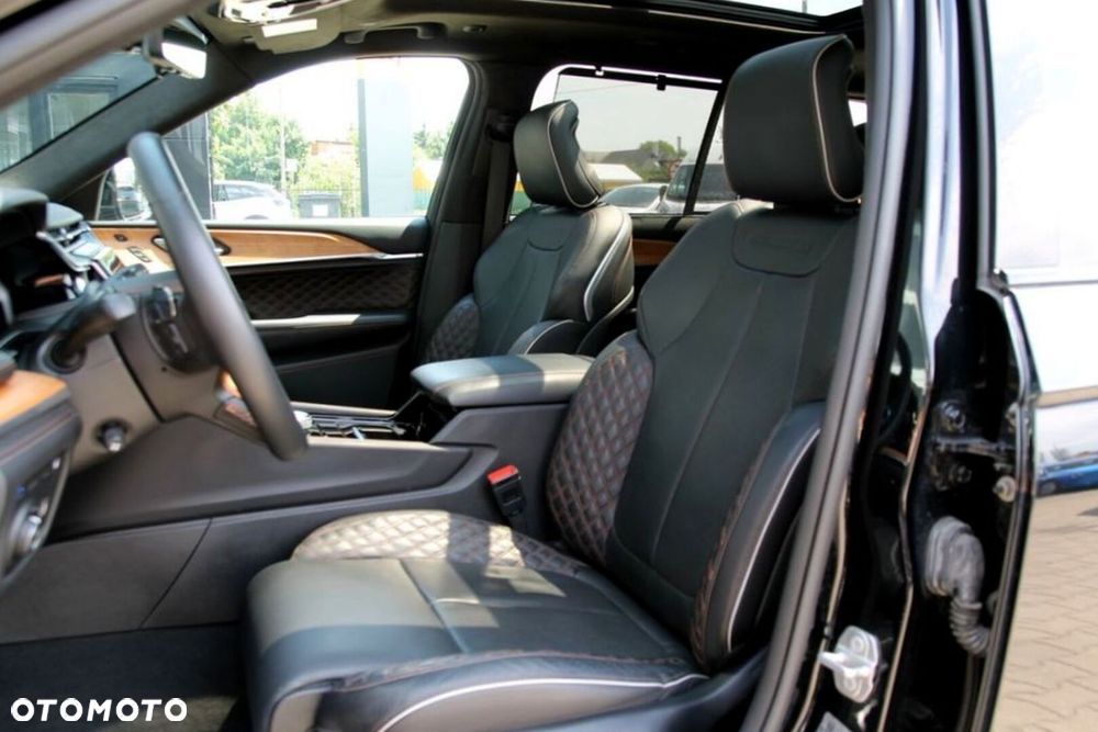 Jeep Grand Cherokee - 32