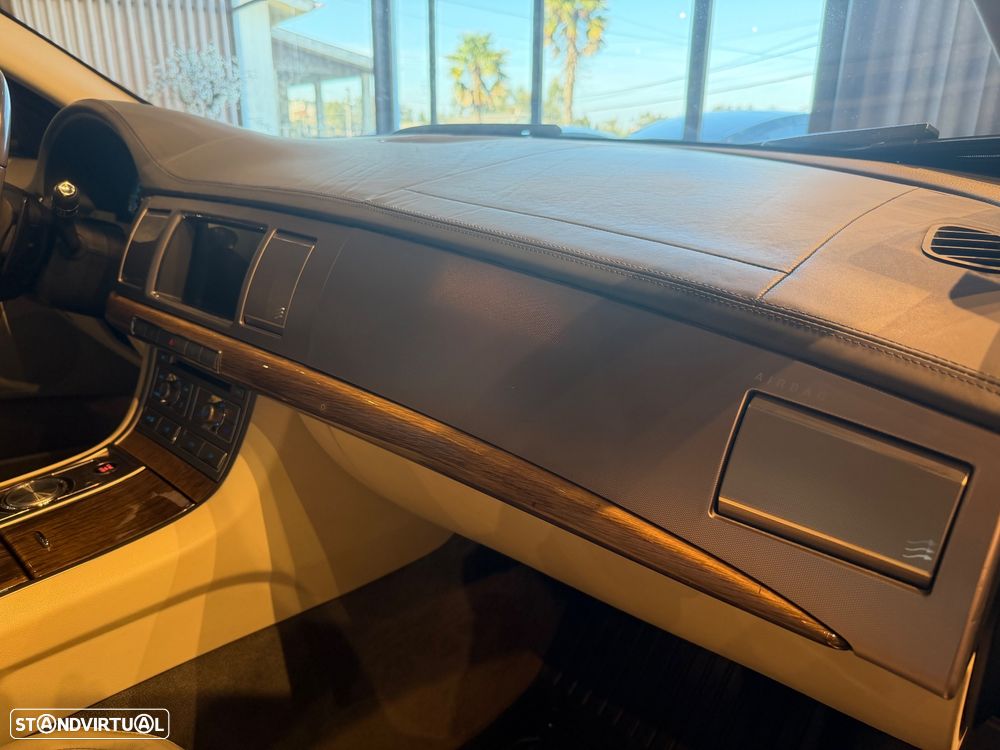 Jaguar XF 4.2 V8 Premium Luxury - 33