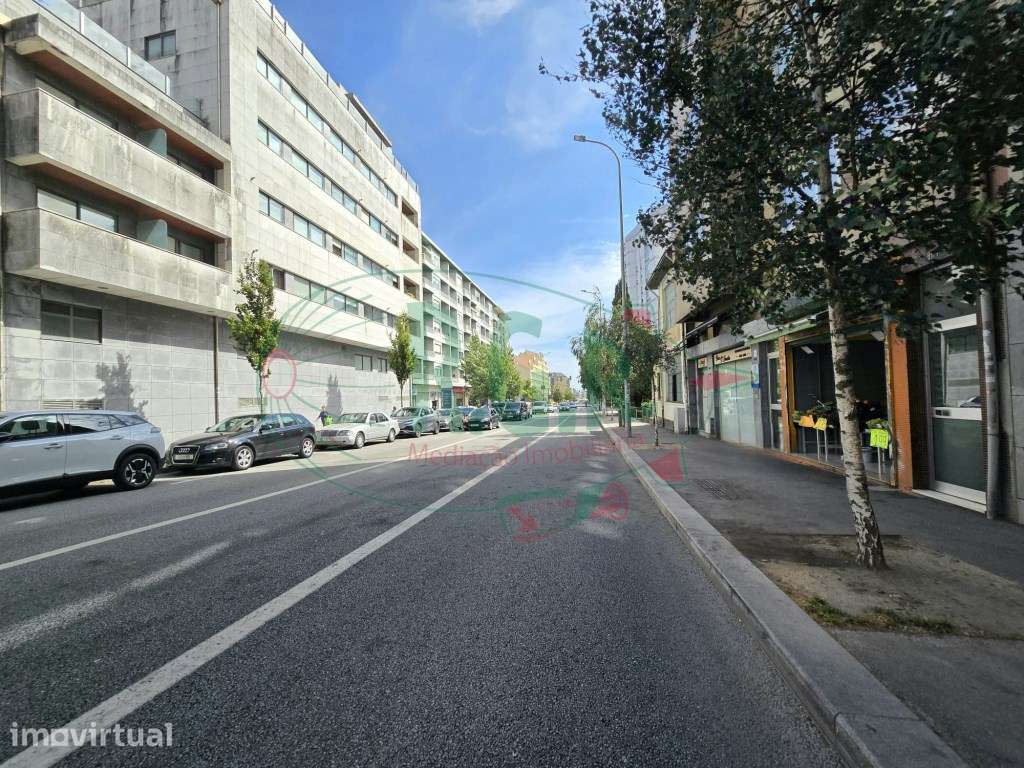 Loja (138.5m2) | Frente de Rua | Montra | Av. Fernão Magalhães - Grande imagem: 2/26