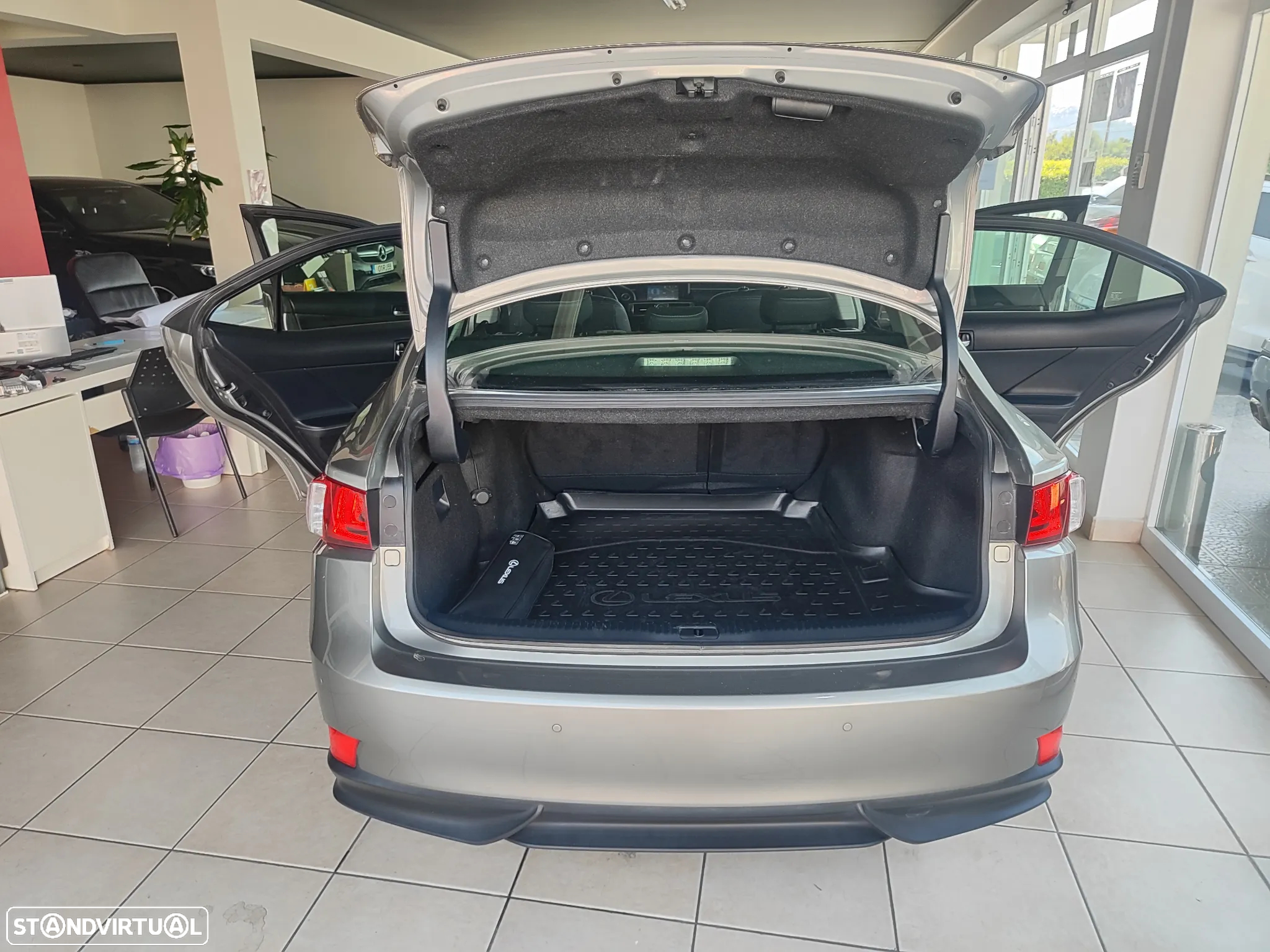 Lexus IS 300H Executive+ - 17