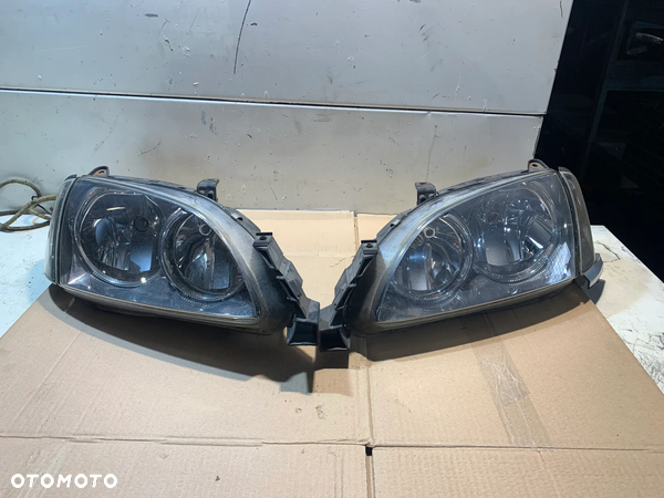 TOYOTA AVENSIS T22 LAMPA PRAWA LEWA PRZEDNIA