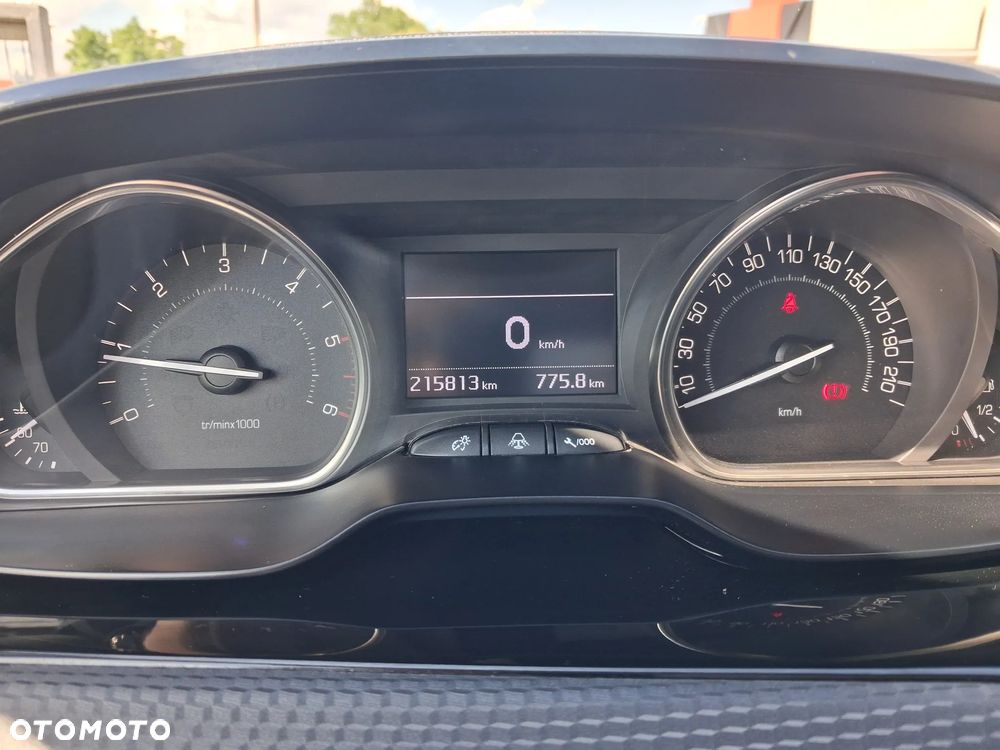 Peugeot 2008 1.6 BlueHDi Allure S&S - 21