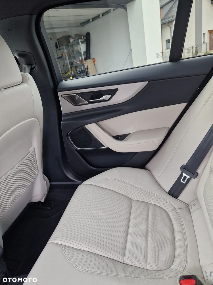Jaguar XE 2.0 P300 AWD R-Dynamic SE - 13