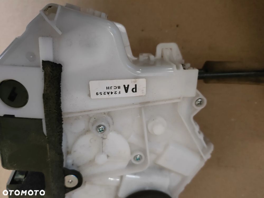 MAZDA III 3 BP 20- ZAMEK DRZWI PRAWY TYŁ 6-PIN - 8
