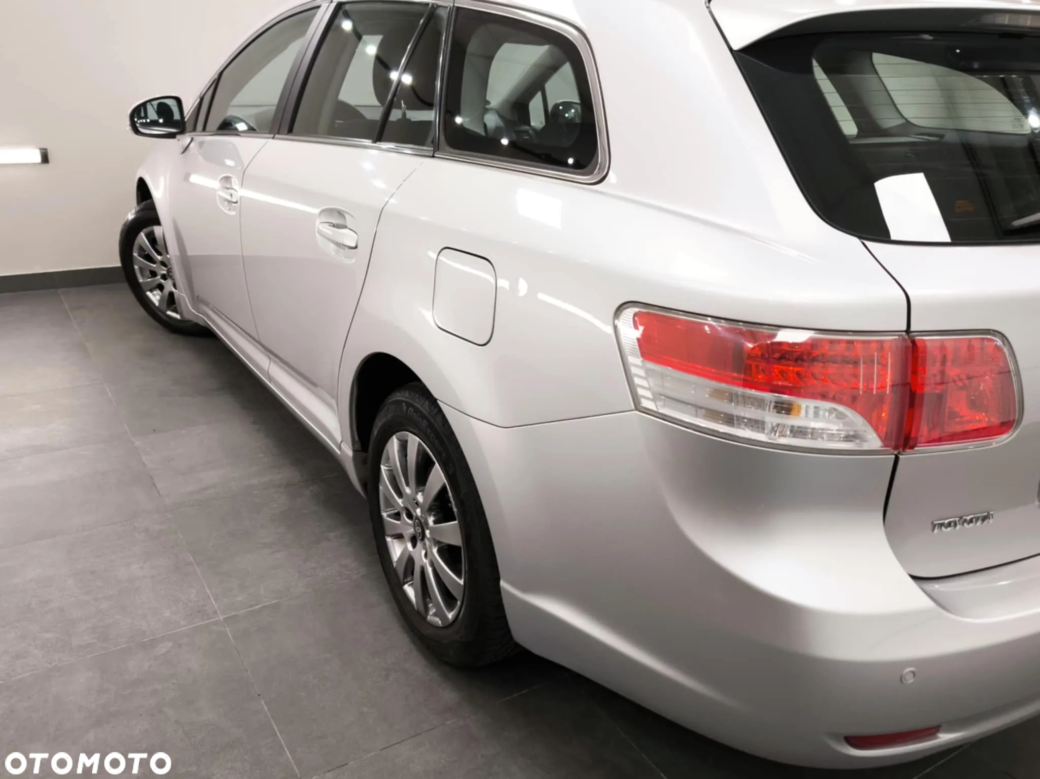Toyota Avensis Combi 1.6 - 9