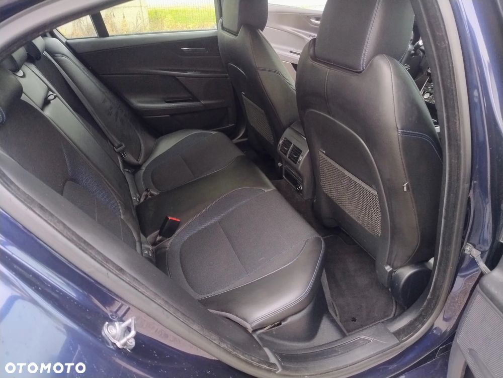 Jaguar XE 2.0 D R-Sport - 25