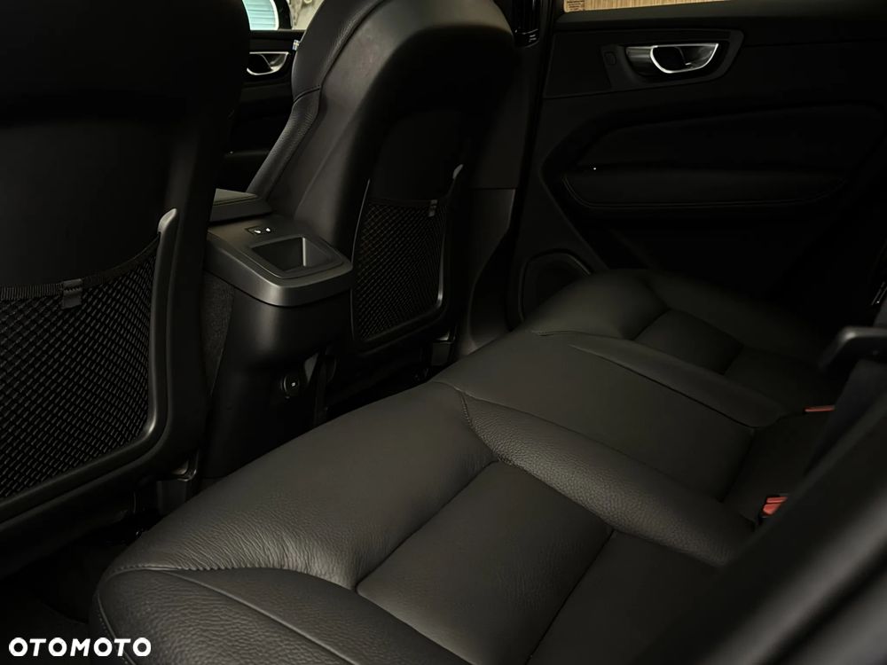 Volvo XC 60 B4 D AWD Ultimate Dark - 20