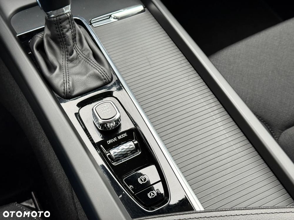 Volvo XC 60 D4 Momentum Pro - 21